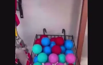 Cesto de arame cheio de bolinhas coloridas