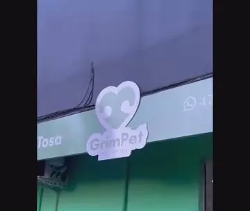 Fachada verde da GrimPet com a placa do coração com orelhinhas