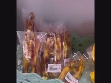 Petiscos em pacotes na prateleira